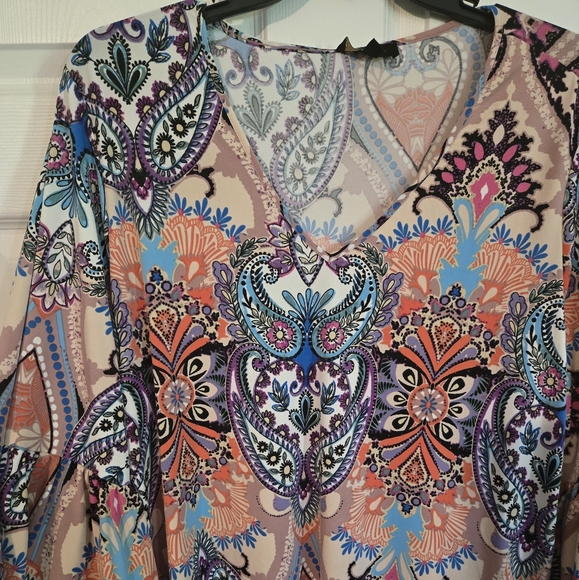 NWT MELISSA PAIGE COLORFUL STRETCH V-NECK TOP, 2X - Picture 8 of 8
